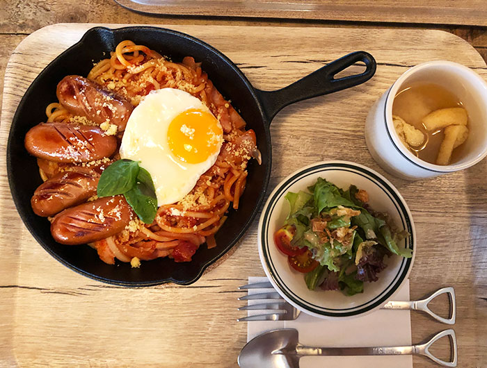 目玉焼きとソーセージをのせた昔ながらのナポリタン