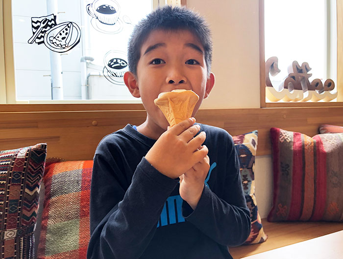 富永製菓のイートインでソフトクリームを食べる息子