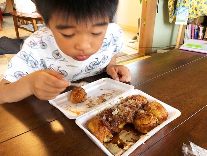 たこ焼きを食べて満足の息子