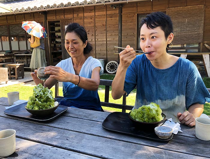 かき氷を食べる2人の女性