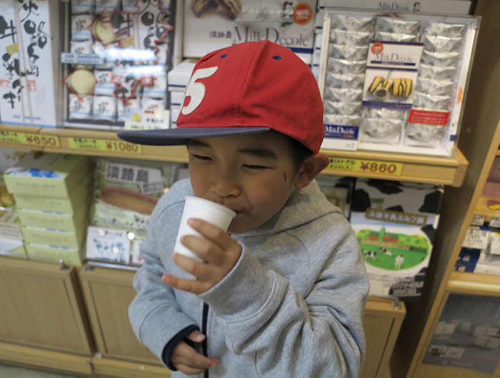 道の駅 福良のお土産屋さんで試飲