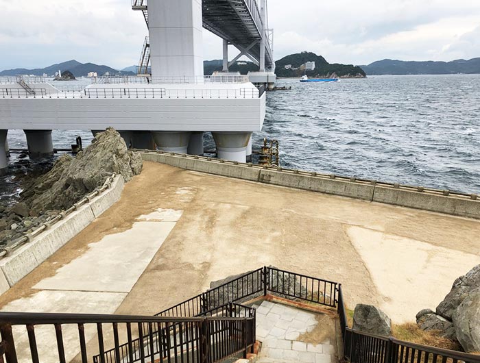 鳴門海峡大橋へ続く階段