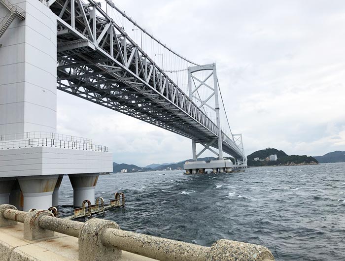 鳴戸岬から鳴門海峡大橋をのぞむ