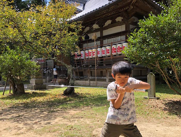 レプリカの刀を持って遊ぶ息子