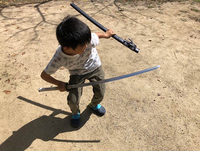 レプリカの刀で遊ぶ息子