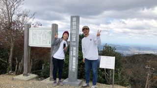 諭鶴羽山山頂で記念写真