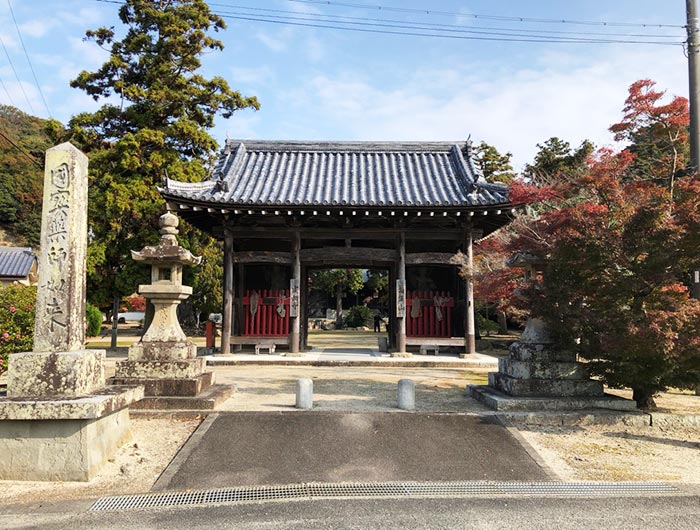 成相寺の仁王門