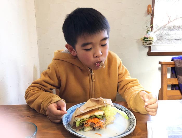 えびすもち豚肉のバルサミコを食べる息子