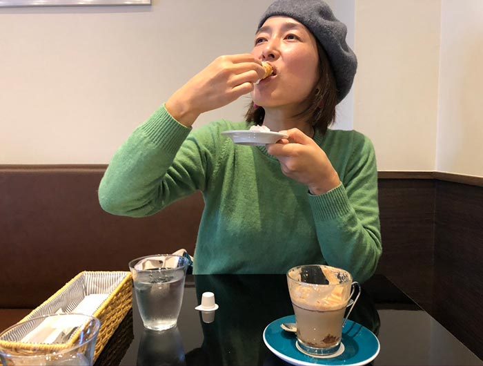 カンノーリを食べる奥さん