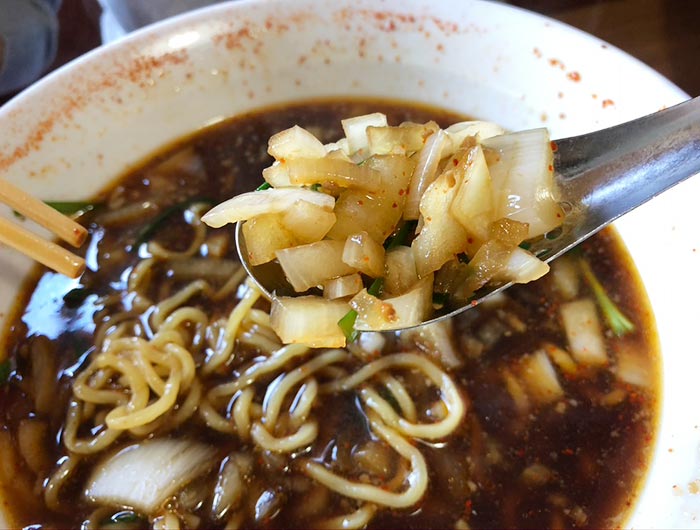 ラーメンの中に入っている刻んだ玉ねぎ