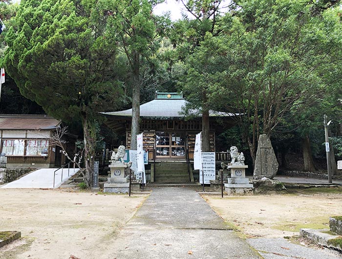 諭鶴羽神社の拝殿
