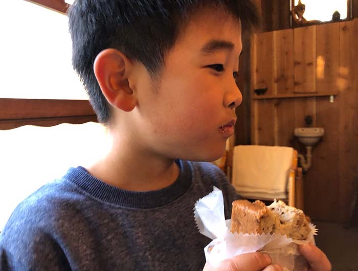 サインズ&キャンプでバナナケーキを食べる息子