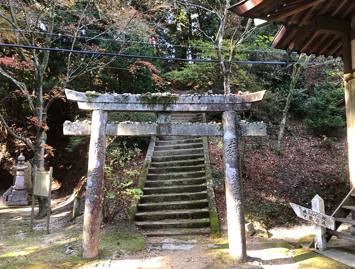 奥之院・伊勢の森へ続く鳥居