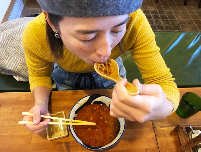 野菜たっぷり辛味噌坦々麺を食べる奥さん