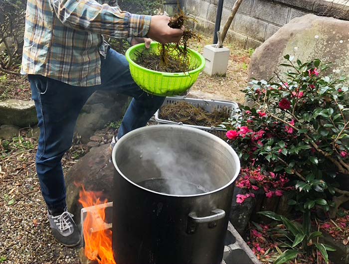 ひじきを寸胴に入れる様子