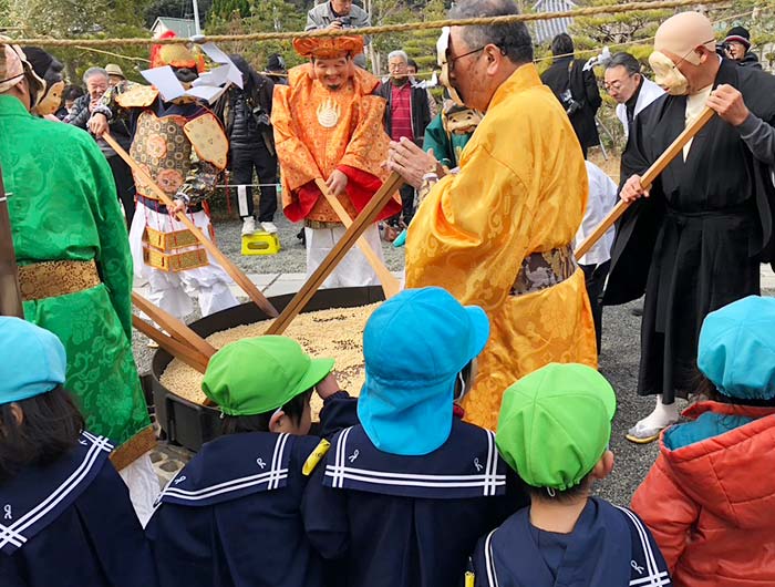 八浄寺の豆いり神事の様子