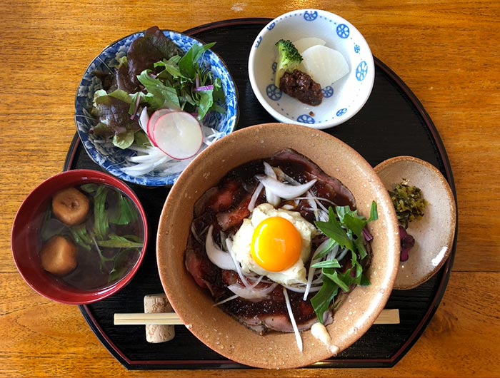 ペンションプラージュの淡路牛ローストビーフ丼