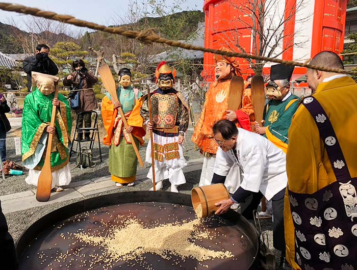 八浄寺の豆いり神事の様子