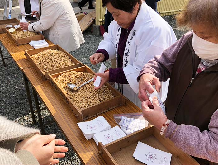 八浄寺の豆いり神事の様子