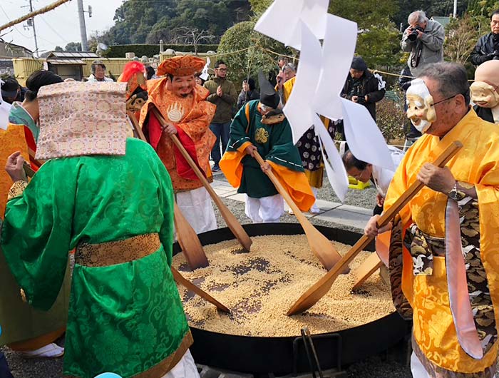 八浄寺の豆いり神事の様子