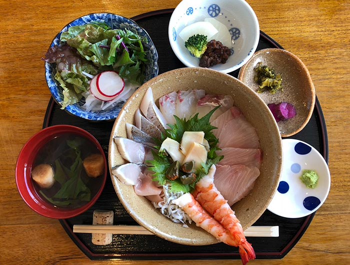 ペンションプラージュの海鮮丼セット