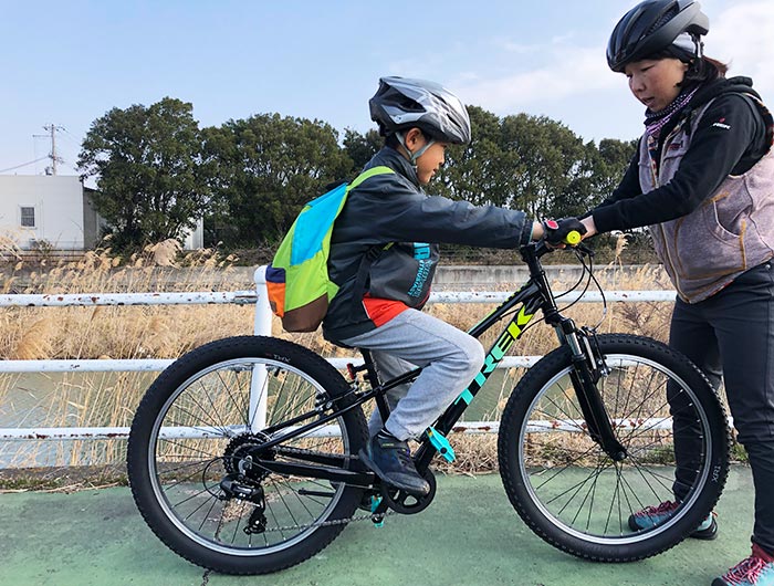 キッズバイクの乗り方を指導中