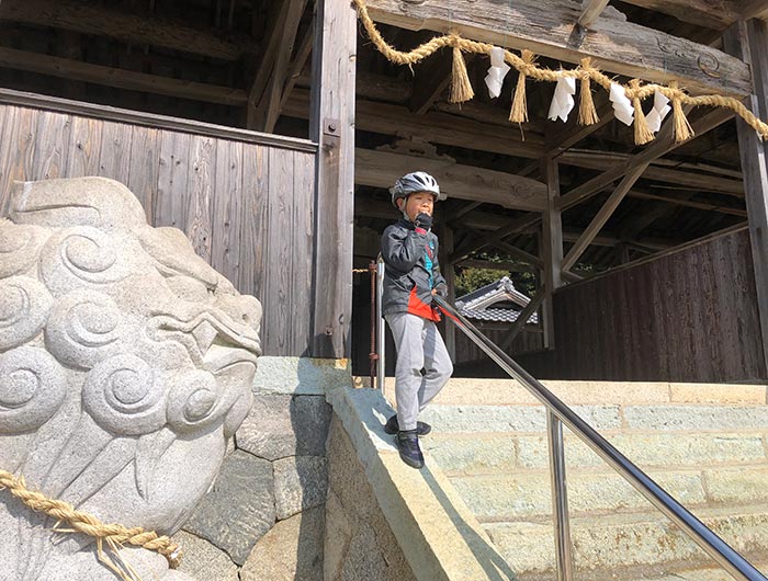 釜口八幡神社でおにぎりを食べる