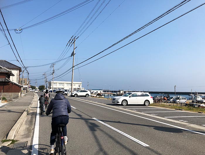 仮屋漁港を駆け抜ける