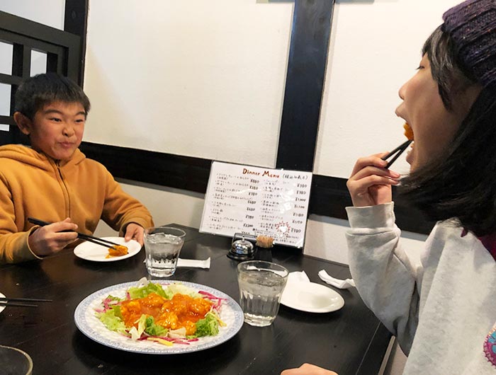 海老チリソースを食べる子供たち