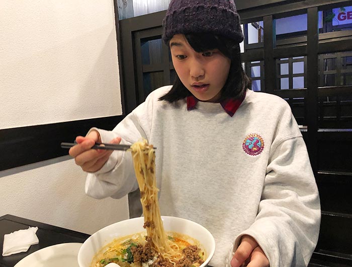 坦々麺を食べる娘