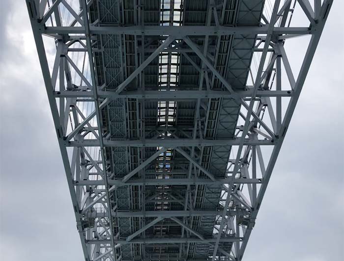 鳴門海峡大橋を真下から見る