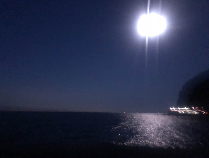 淡路島の海と月