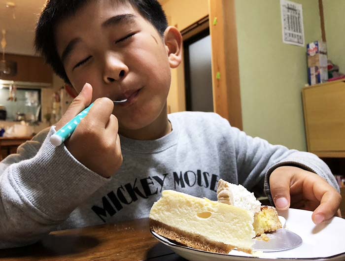 モンブランを食べる息子