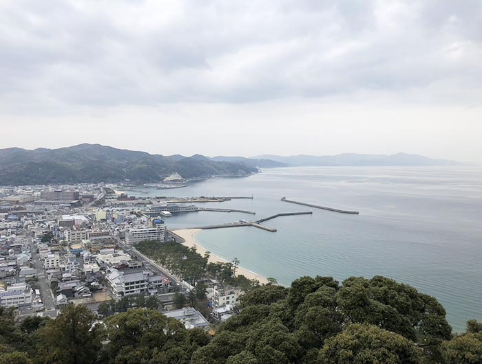 三熊山から大浜を望む