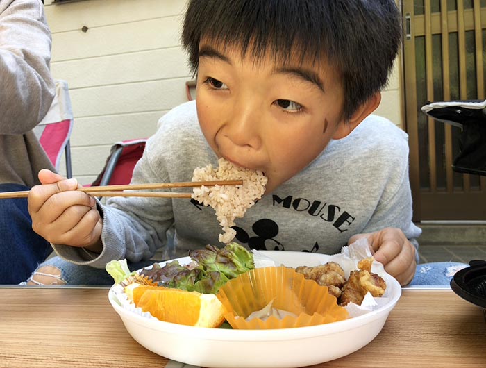 お弁当を食べる息子