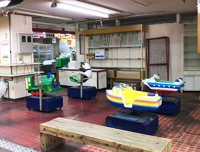 すもと公設市場のレトロ遊具