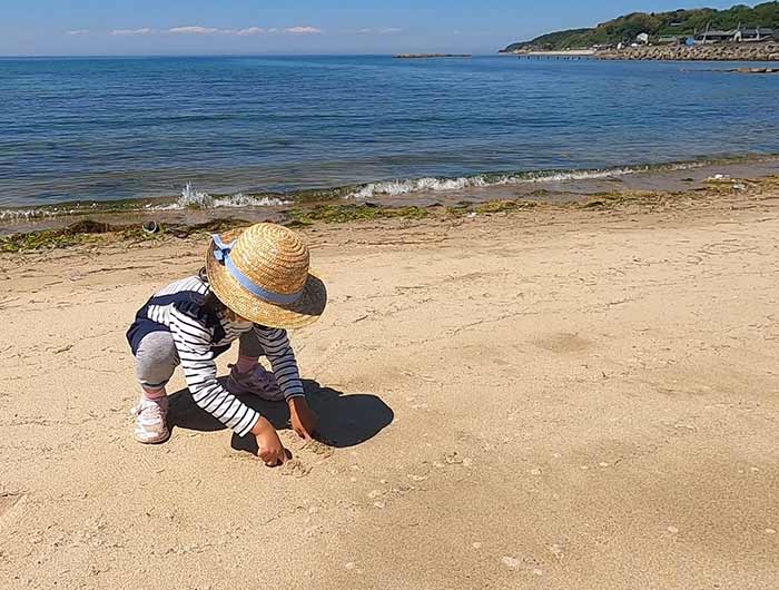 都志海水浴場で遊ぶ子供