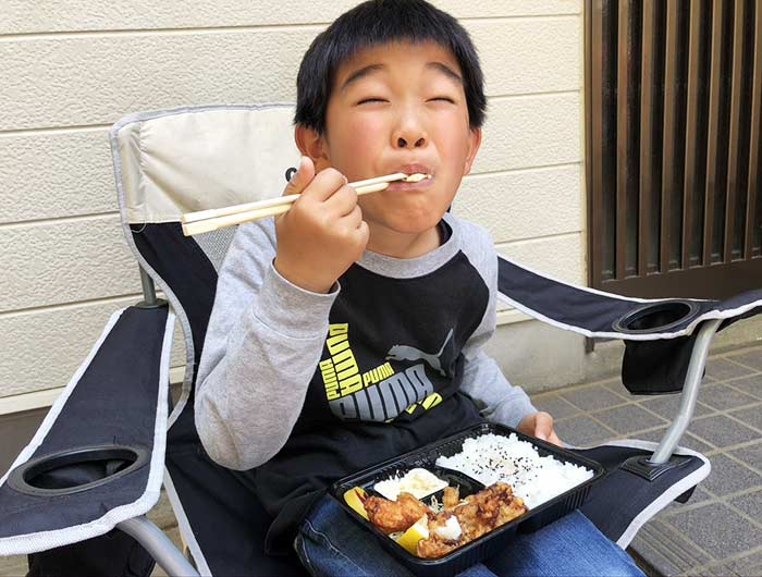 息子が唐揚げ弁当を食べる