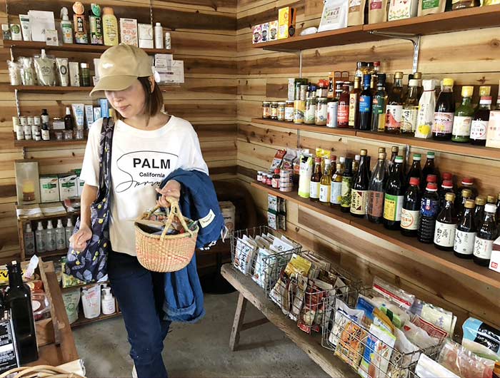 自然食品コーナーで買い物中の奥さん