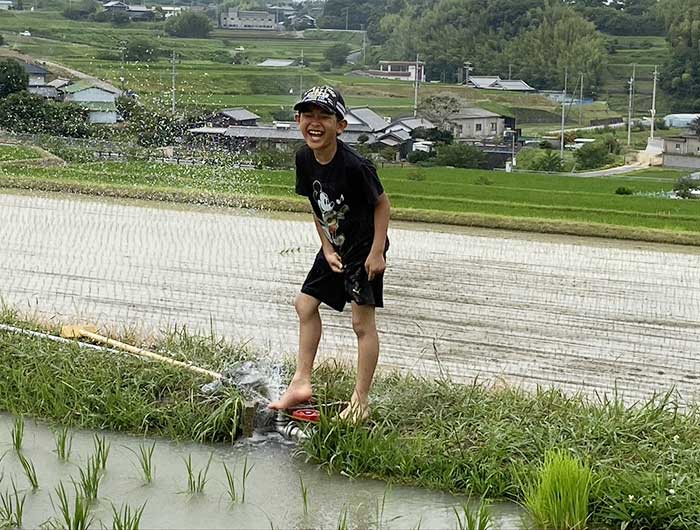 足を洗う息子