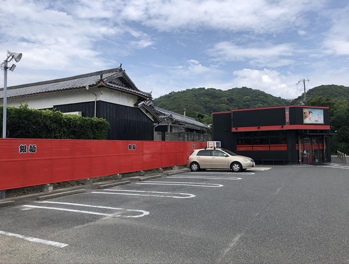 銀麺の駐車場