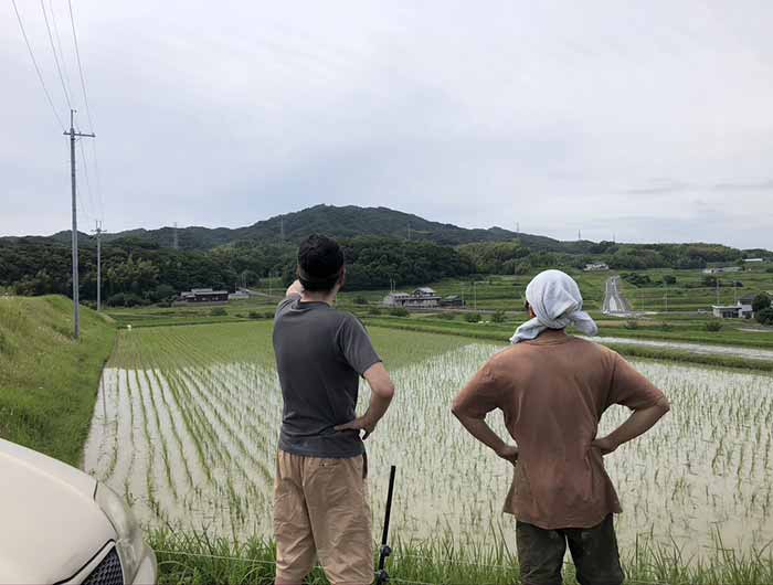 田んぼで仲間と