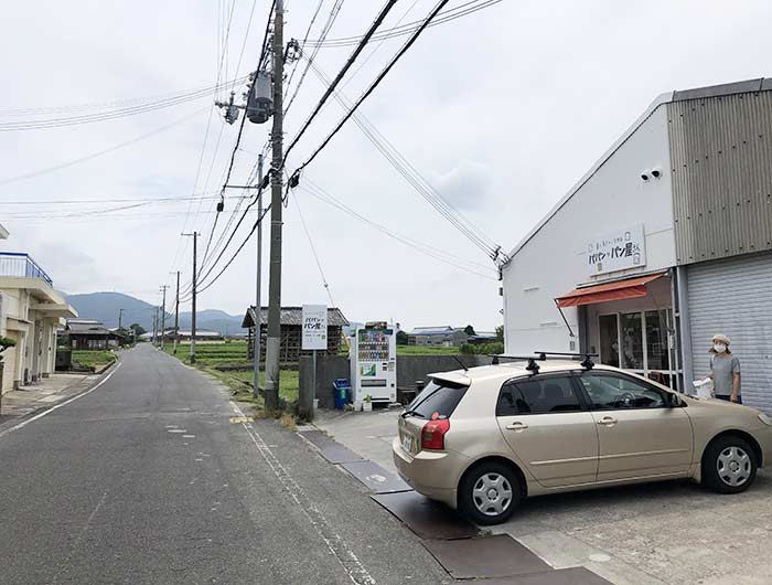 パパンがパン屋さんの店舗前の様子