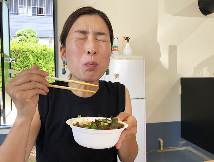 辛すじ丼を食べる奥さん