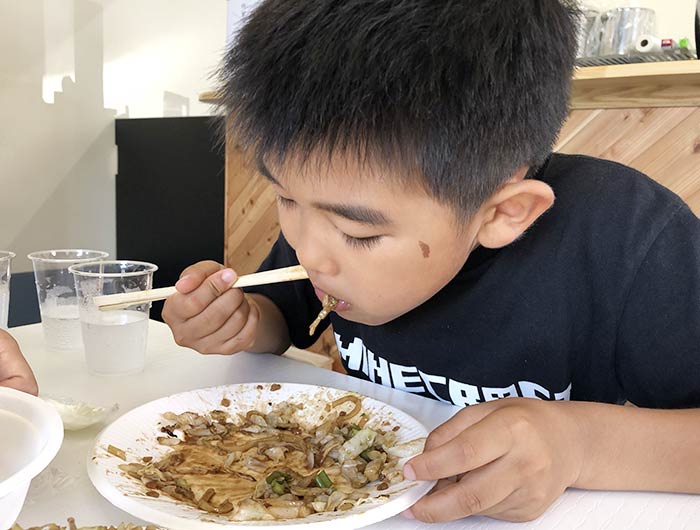 えびそば焼きを食べる息子