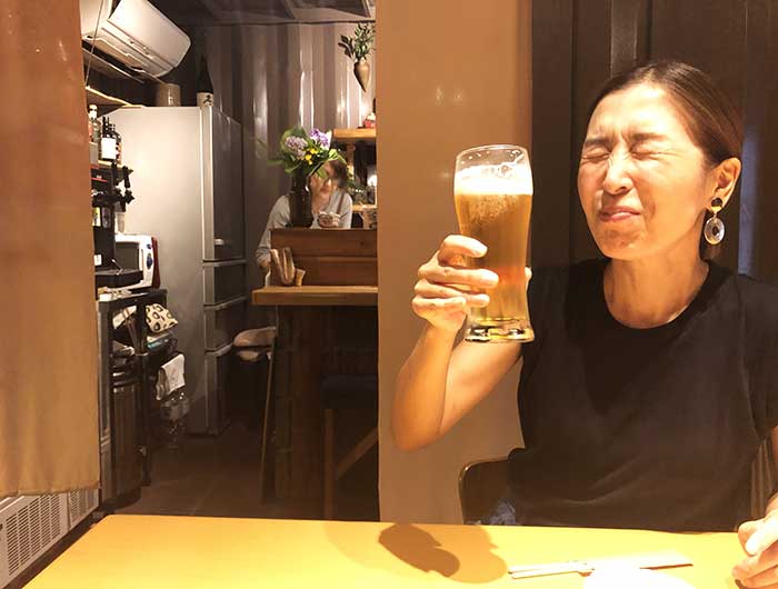 ビールを飲む奥さん