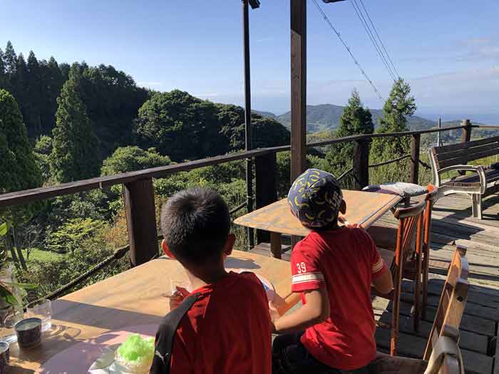 テラスでかき氷を食べている