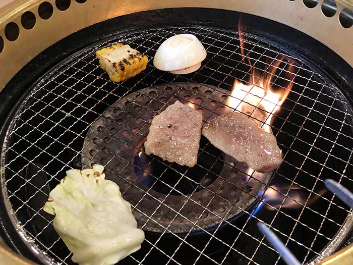 お肉を焼いている様子