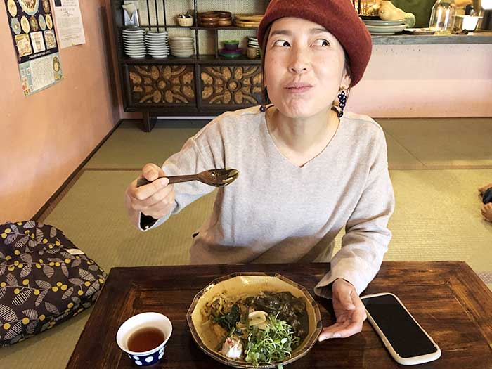 食のわのスパイスカレーを食べてニンマリの奥さん