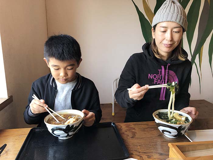 ご飯を食べる奥さんと息子